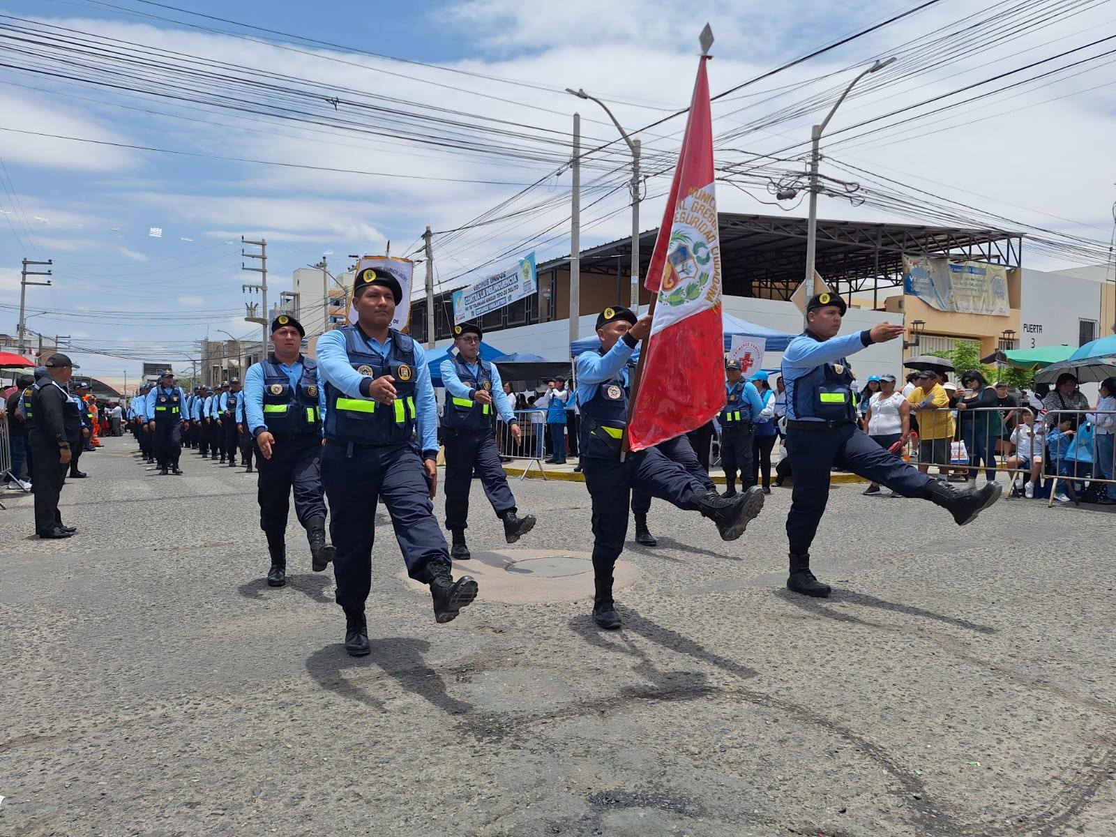 PARTICIPAMOS DEL DESFILE INSTITUCIONAL POR LAS BODAS DE PLATA DEL DISTRITO